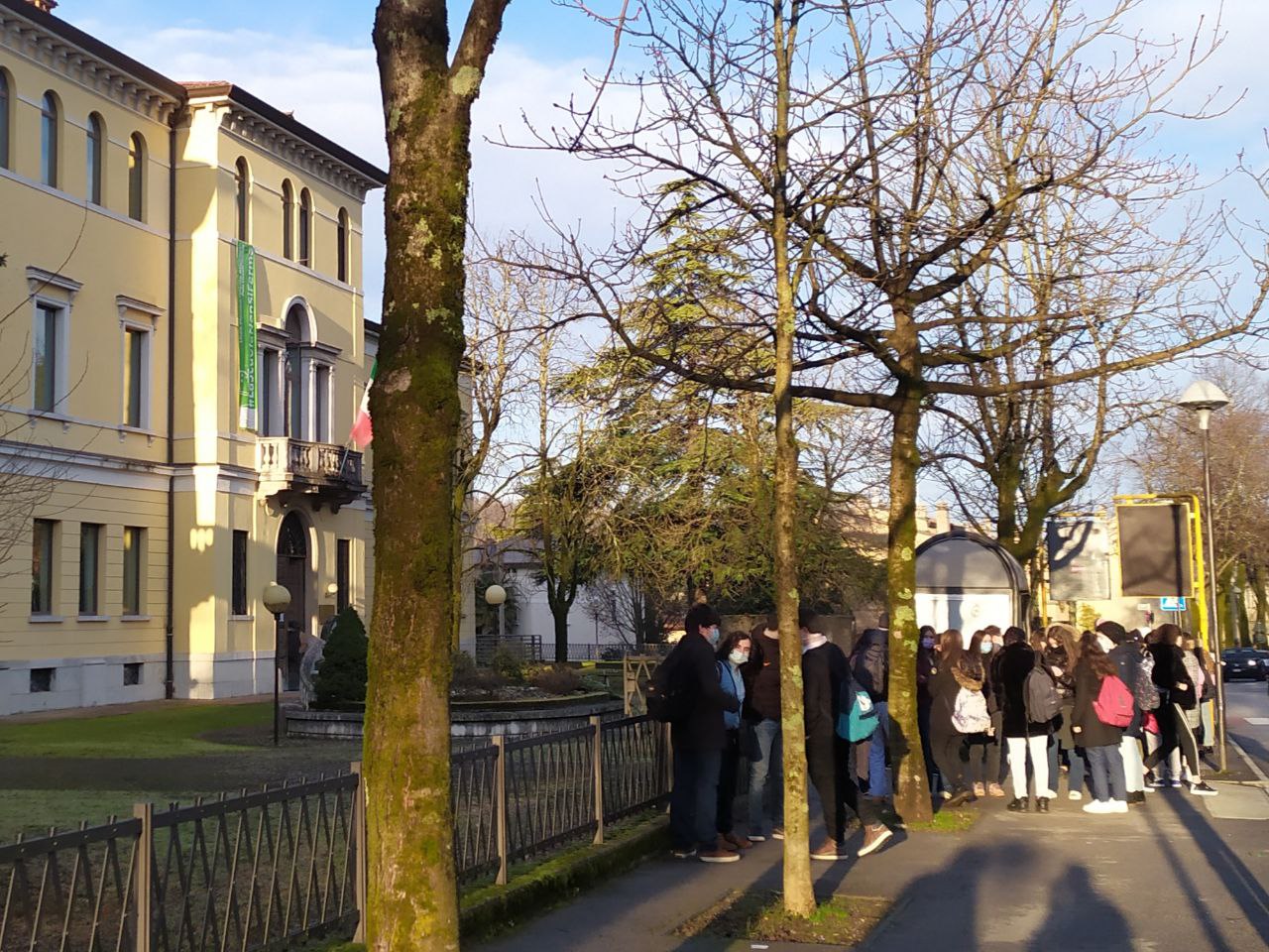 Copertina per Alberi al liceo classico di Gorizia, studenti e carabinieri parlano di futuro